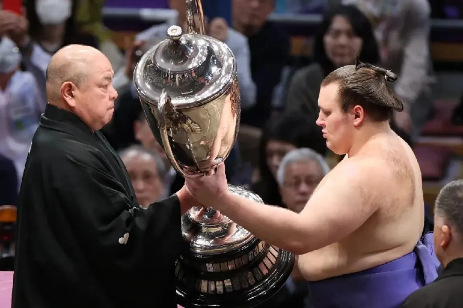 المولد أونيشيكي يتسلم لقب بطولة «السومو» (أ.ف.ب)
