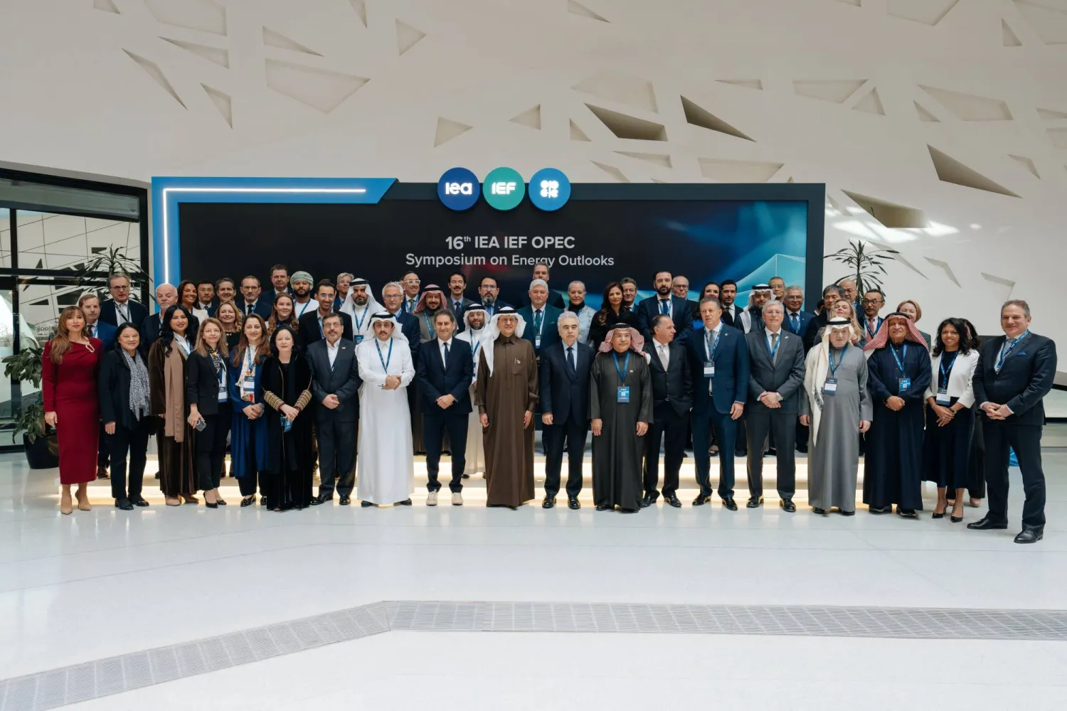 المشاركون في أعمال الدورة الـ 16 لندوة منتدى الطاقة العالمي (إكس)