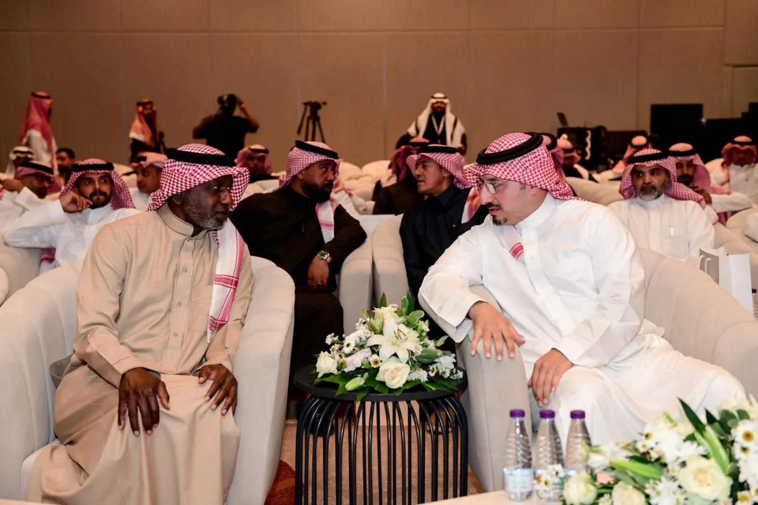 ياسر المسحل وماجد عبد الله خلال حضورهما الملتقى (رابطة هواة كرة القدم السعودية)