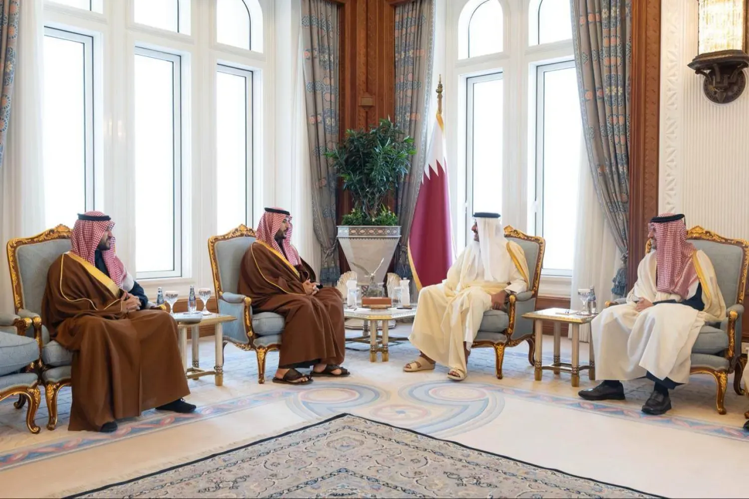 Suudi Arabistan Savunma Bakanı Prens Halid bin Selman, bugün Doha'da Katar Emiri Şeyh Temim bin Hamad Al Sani ile yaptığı görüşmede (Suudi Arabistan Savunma Bakanı'nın resmi X hesabı)