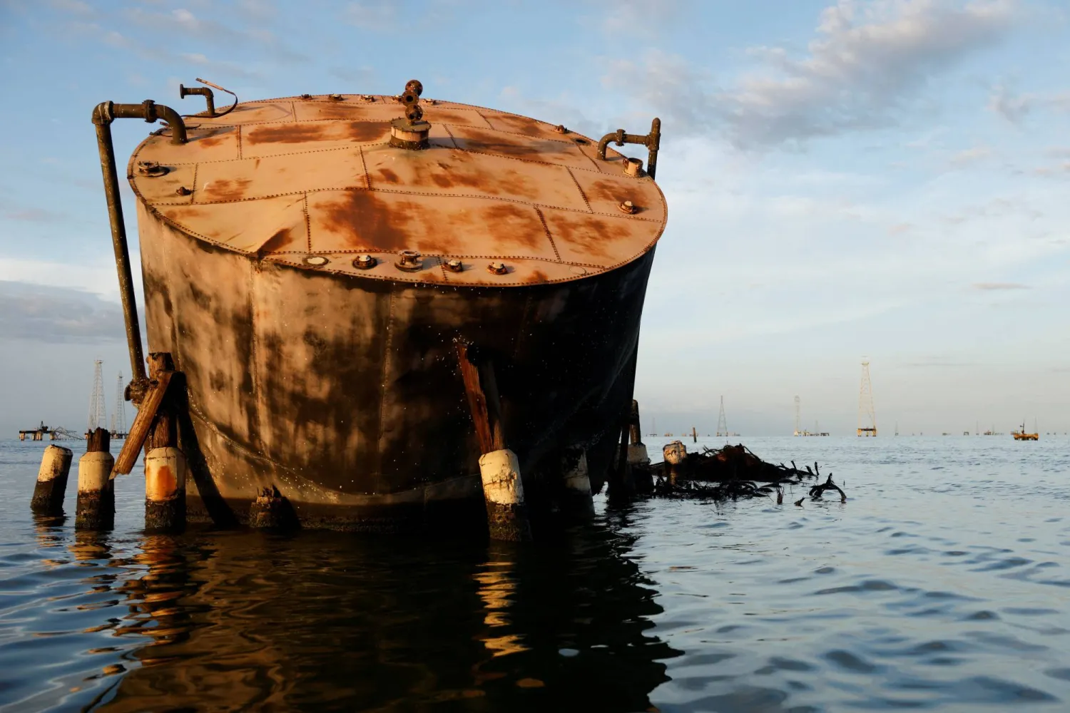 خزان نفط متضرر في حقل تابع لشركة النفط الحكومية الفنزويلية (PDVSA) على بحيرة ماراكايبو (رويترز)