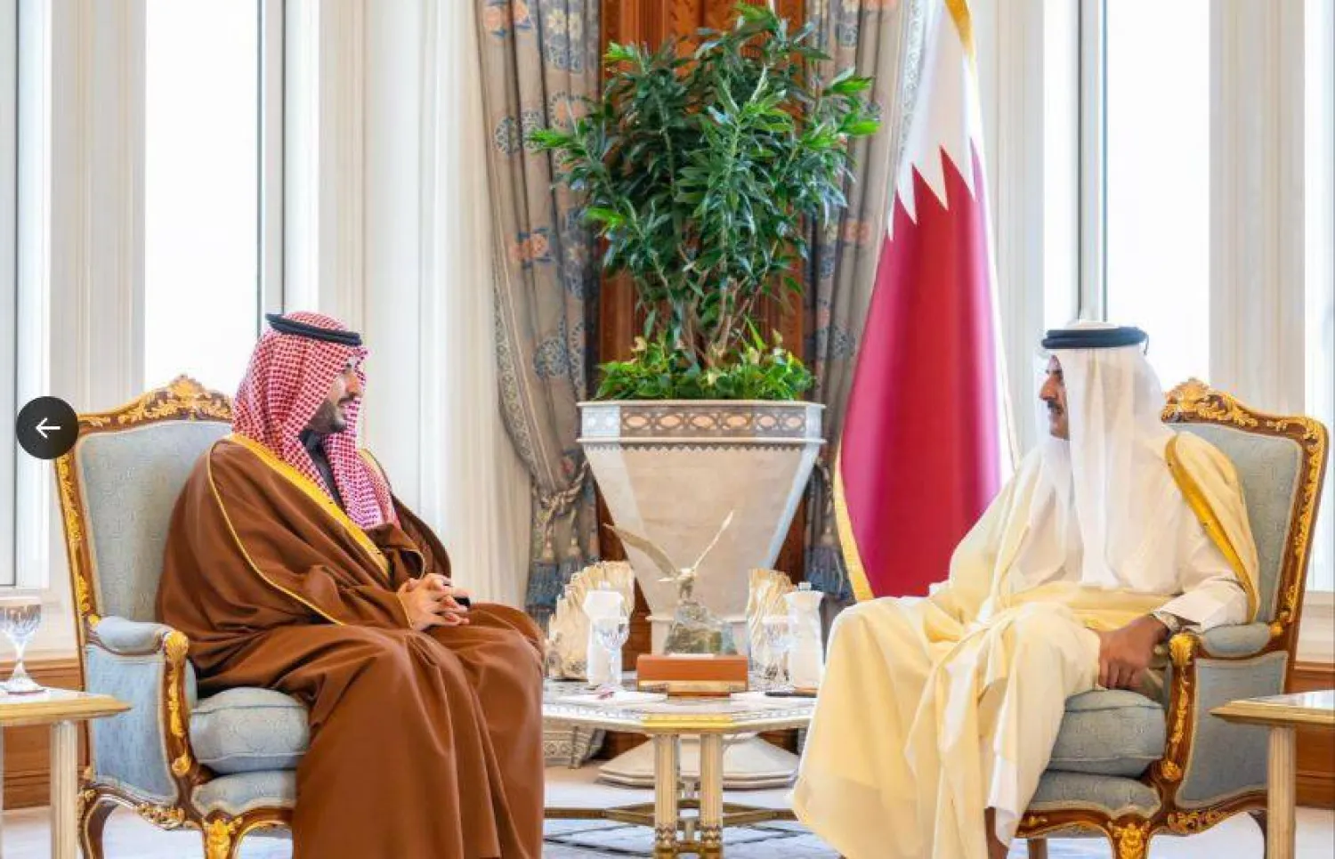 وزير الدفاع السعودي الأمير خالد بن سلمان خلال لقائه الشيخ تميم بن حمد آل ثاني أمير قطر في الدوحة اليوم (الحساب الرسمي لوزير الدفاع السعودي على «إكس»)