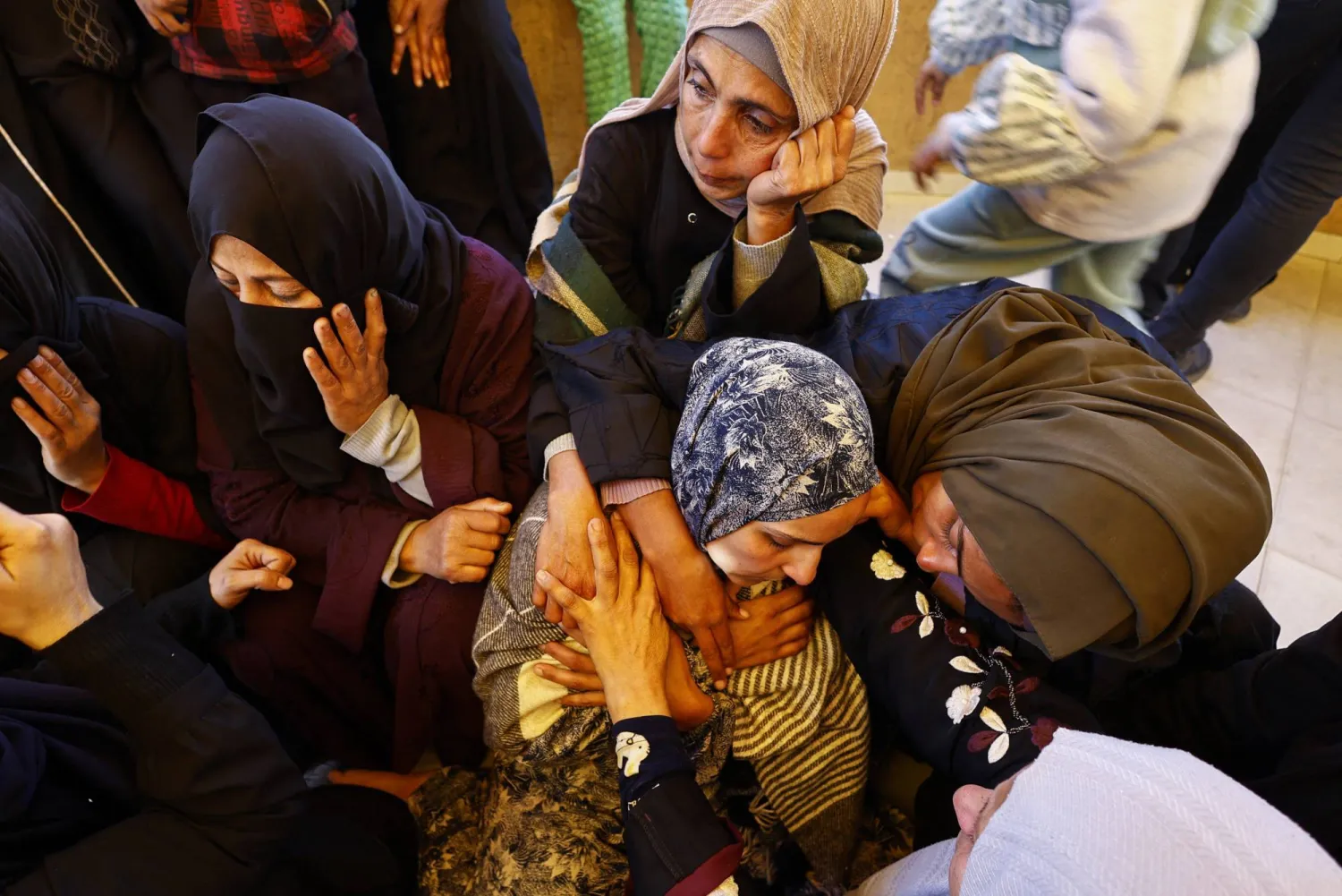 فلسطينيات يبكين خلال جنازة لضحايا غارة إسرائيلية استهدفت مخيماً يؤوي نازحين في خان يونس جنوب غزة يوم الأربعاء (رويترز)