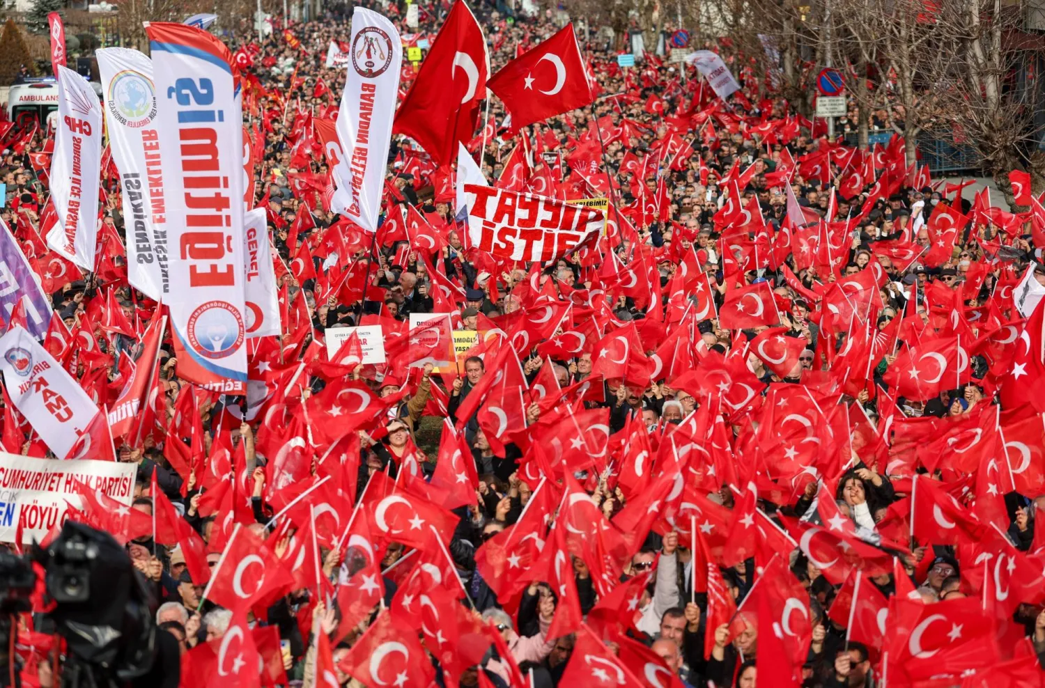 متظاهرون مؤيدون للمعارضة في مدينة تشوروم وسط البلاد في 1 فبراير الحالي يطالبون بالانتخابات المبكرة (حزب الشعب الجمهوري - إكس)