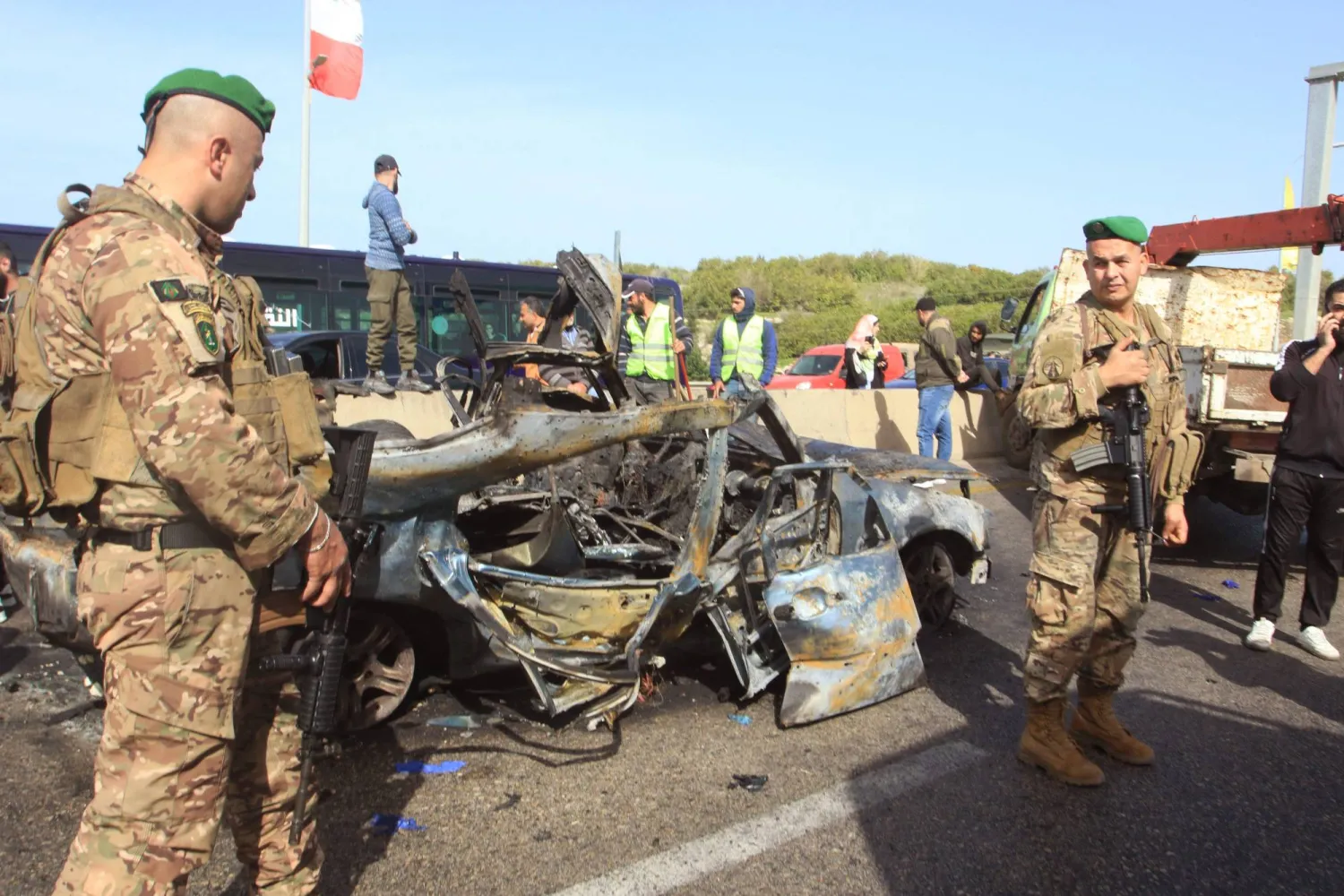 عناصر من الجيش اللبناني قرب سيارة استهدفها قصف إسرائيلي في جنوب لبنان (أ.ف.ب)