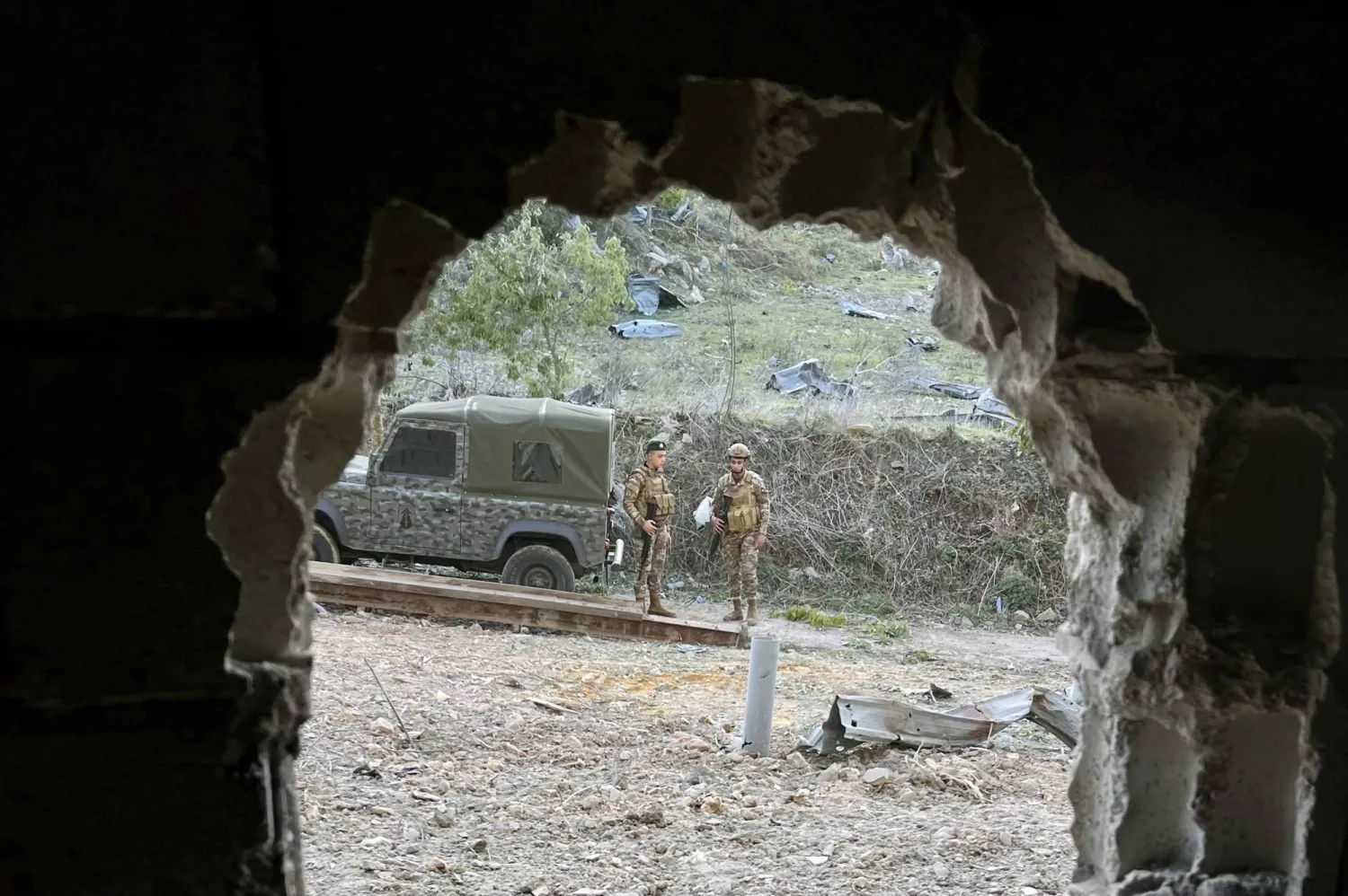 جنود من الجيش اللبناني يتفقدون موقع استهداف إسرائيلي في بلدة كفردونين بجنوب لبنان (إ.ب.أ)