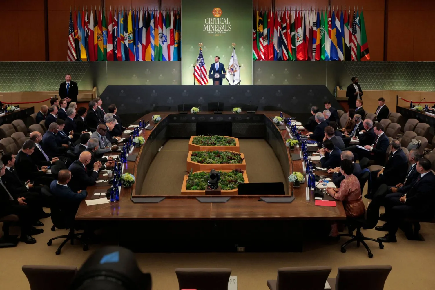 نائب الرئيس الأميركي خلال إلقائه كلمته في الاجتماع الوزاري الأول للمعادن الحيوية (أ.ف.ب)