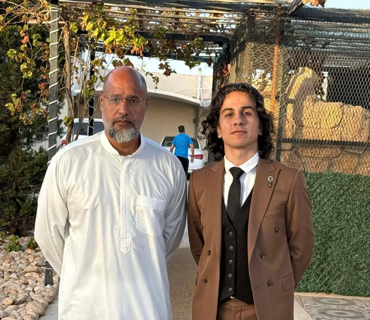 آخر ظهور لسيف الإسلام القذافي رفقة ناشط سياسي من أقاربه بالزنتان في ديسمبر الماضي (صفحة الناشط الليبي أحمد القذافي)