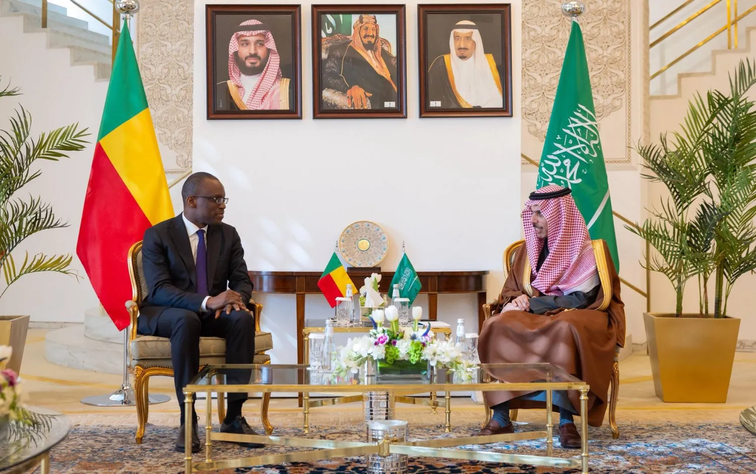 الأمير فيصل بن فرحان خلال استقباله الوزير أوشلجون أجادي بكاري في الرياض (واس)