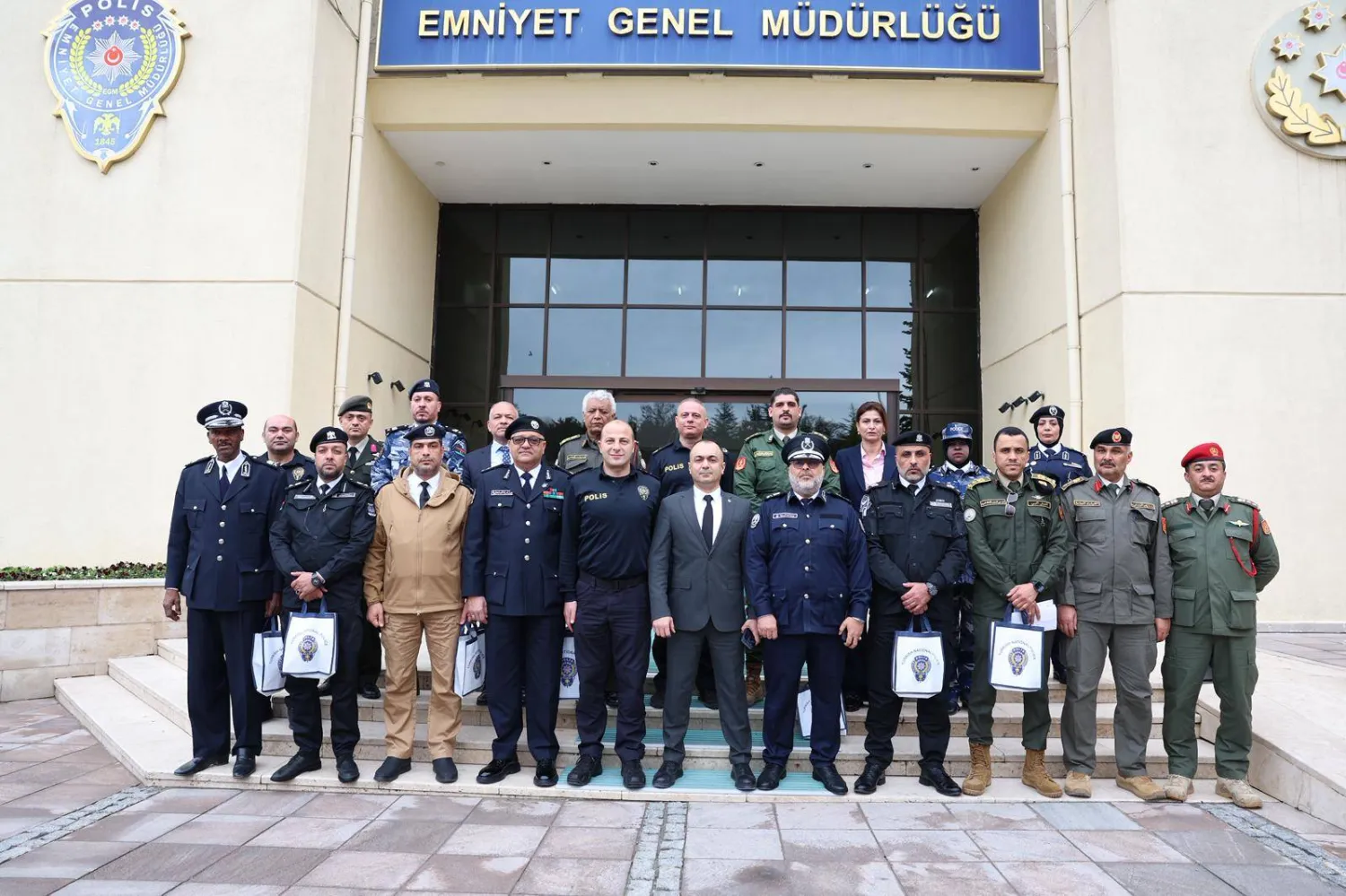 صورة جماعية للمشاركين في اجتماع تركيا (البعثة الأممية)