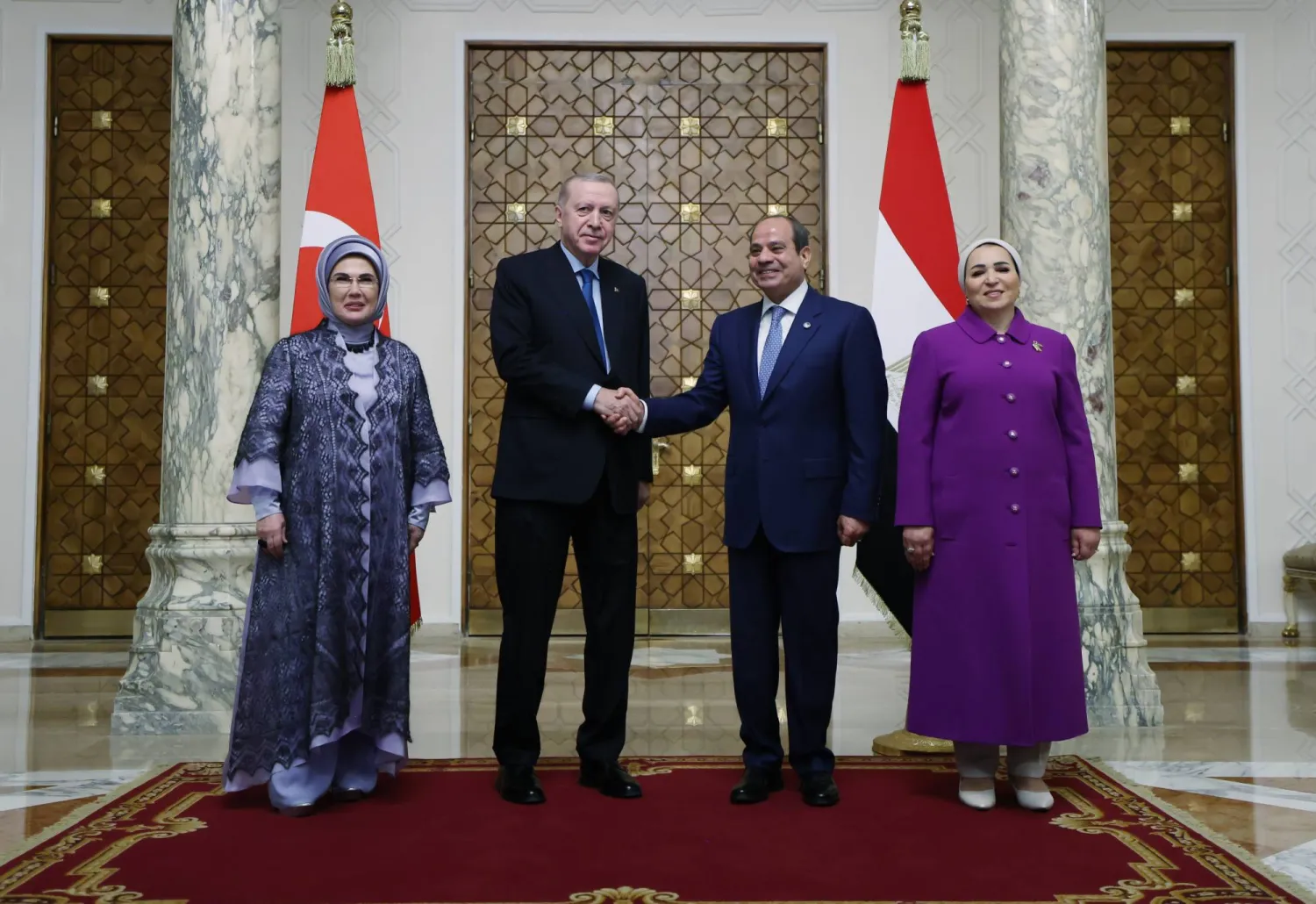 الرئيسان المصري وقرينته يستقبلان الرئيس التركي وقرينته بالقاهرة الأربعاء (إ.ب.أ)