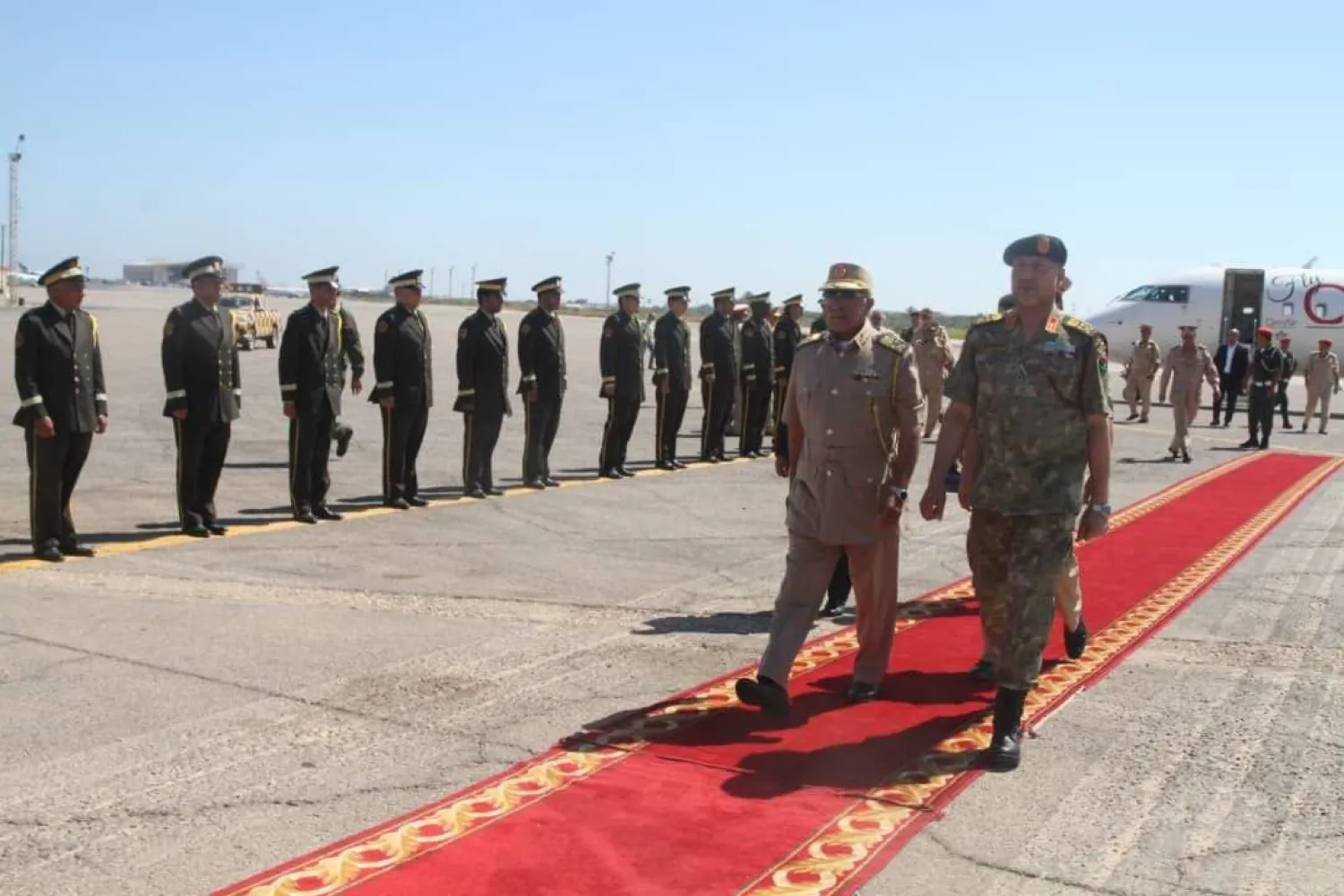 محمد الحداد (يمين) خلال حضوره حفلاً عسكرياً ضواحي طرابلس (الوحدة)