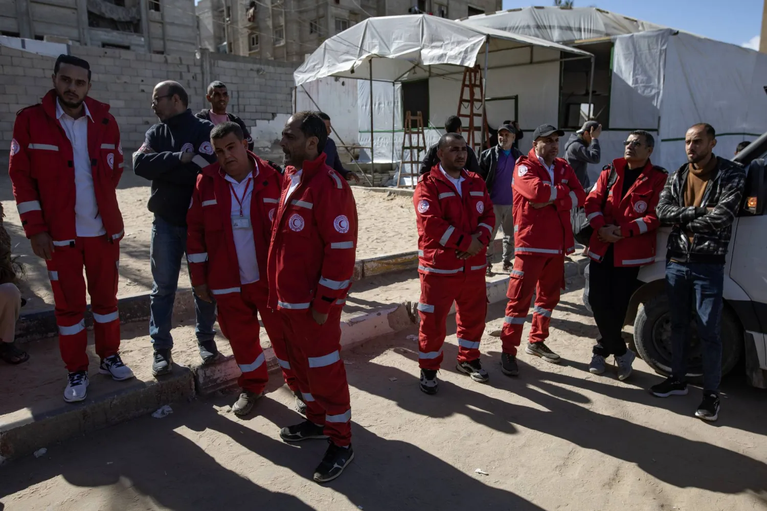 فريق من الهلال الأحمر الفلسطيني ينعي المسعف حسين السميري داخل مستشفى ناصر إثر غارة جوية إسرائيلية استهدفت مخيماً للنازحين (إ.ب.أ)
