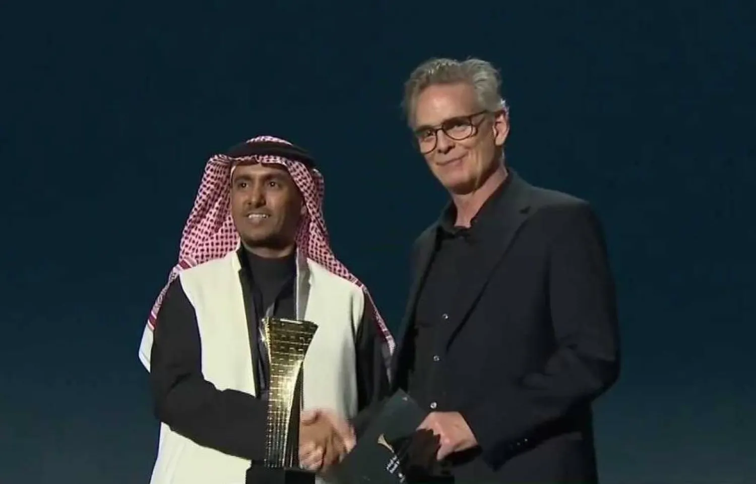 الزميل عبد الهادي حبتور لدى تتويجه بجائزة «الحوار الصحافي» الأربعاء (الشرق الأوسط)