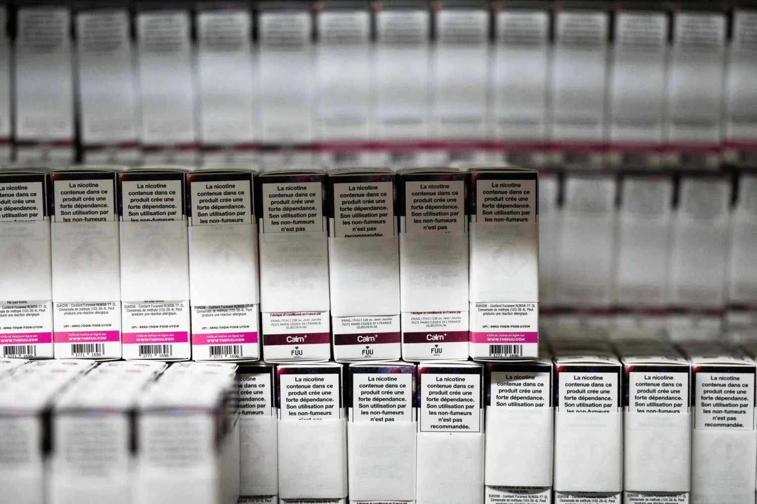 عبوات سائل إلكتروني للسجائر الإلكترونية في مصنع فو في باريس 3 فبراير 2026 (أ.ف.ب) 