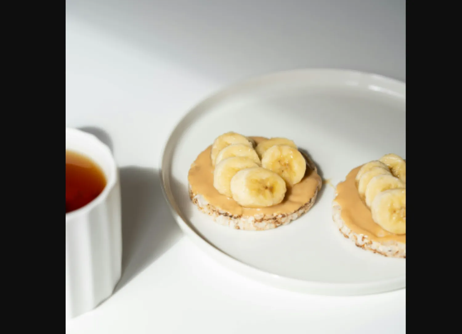 طبق يحتوي على كعكة أرز مع زبدة فول سوداني (بيكسلز)