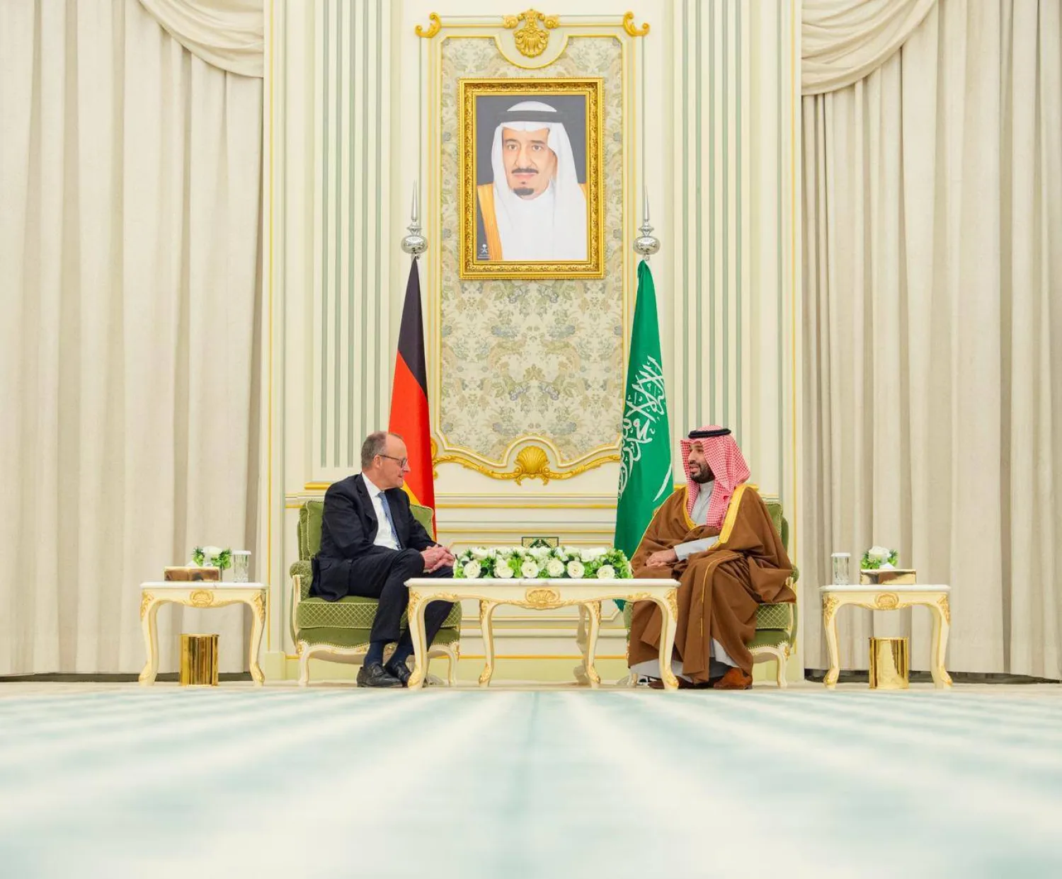 ولي العهد السعودي الأمير محمد بن سلمان خلال جلسة مباحثات رسمية مع المستشار الألماني فريدريش ميرتس في الرياض الأربعاء (واس)