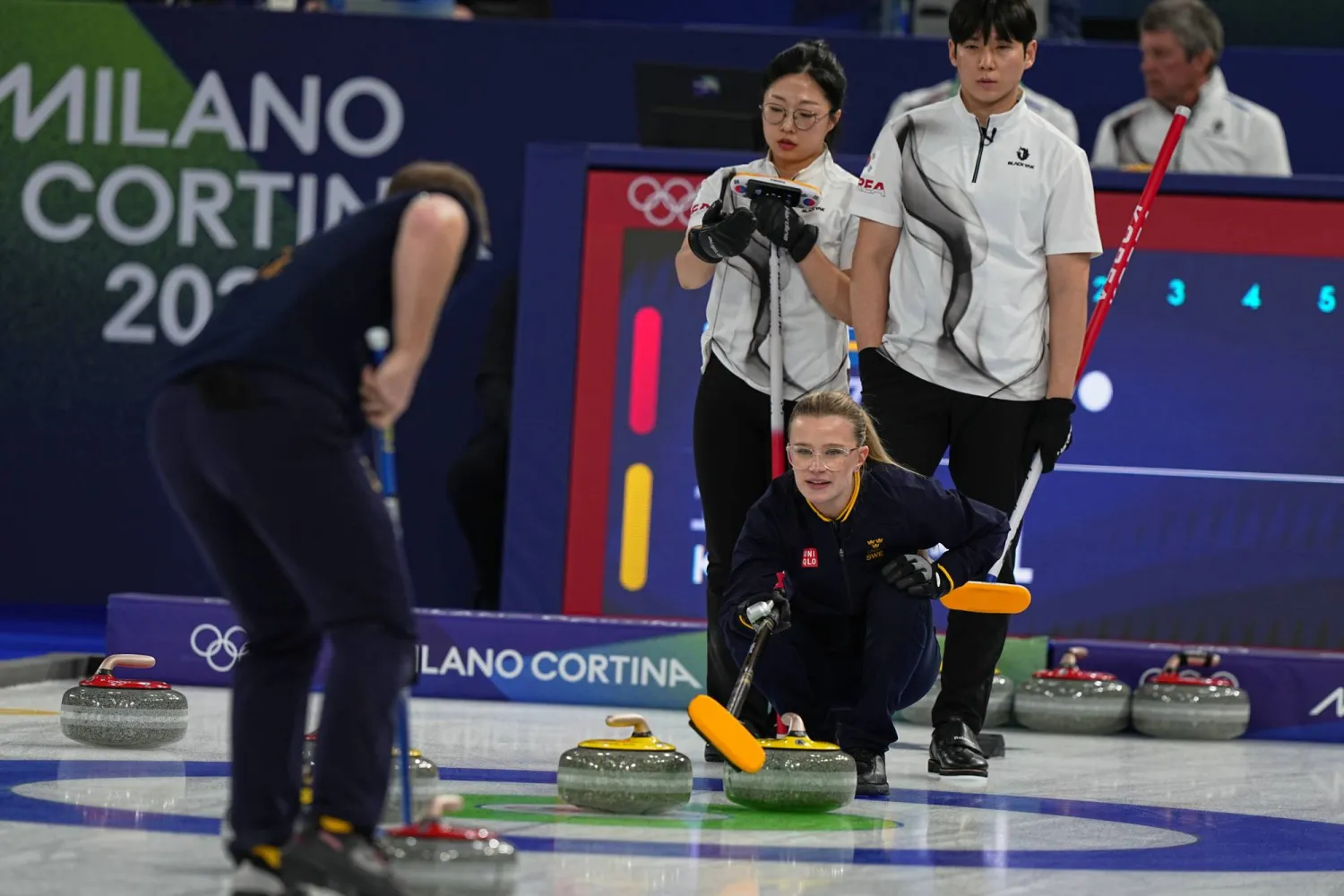 منافسات الكيرلينغ الأولمبية في مدينة كورتينا (أ.ب)