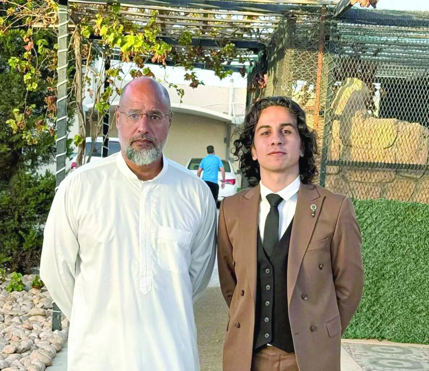 
آخر ظهور لسيف الإسلام القذافي رفقة ناشط سياسي من أقاربه بالزنتان في ديسمبر الماضي (صفحة الناشط الليبي أحمد القذافي)