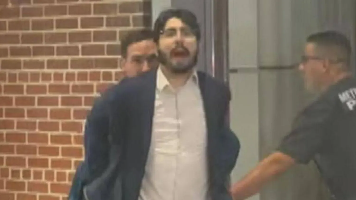 Washington'daki İsrail büyükelçiliğinde çalışanlara ateş açtığından şüphelenilen Elias Rodriguez'in yakalanması sırasında (Arşiv)