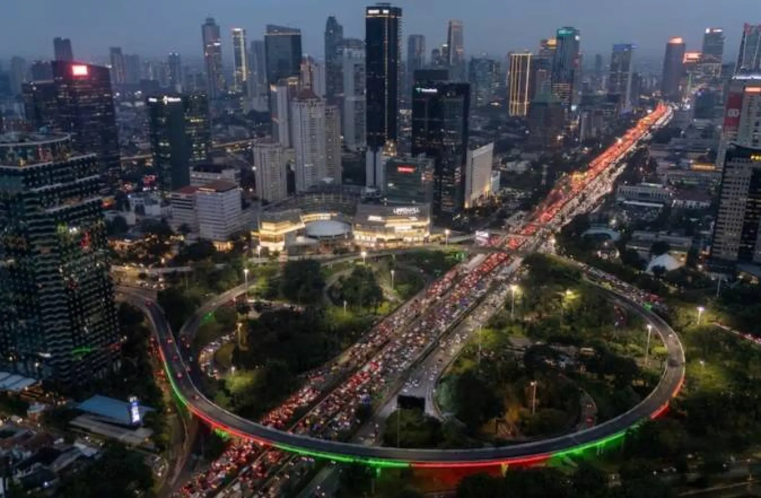 صورة جوية من طائرة دون طيار تظهر حركة المرور خلال ساعات الذروة المسائية بمنطقة الأعمال في جاكرتا (رويترز)