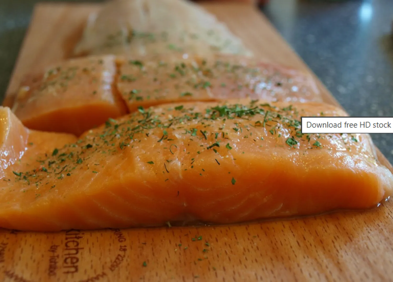 يُعدّ «فيتامين د» الموجود في الأسماك الدهنية أحد أكثر المصادر الغذائية الطبيعية تركيزاً لهذا العنصر الأساسي (أرشيفية - رويترز)