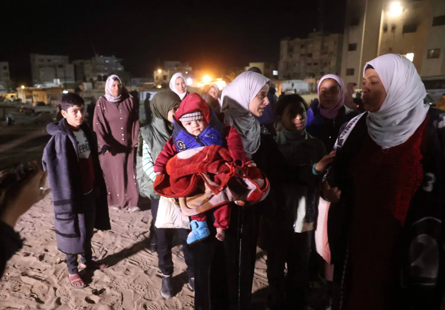 عائدون من مصر دخلوا من معبر رفح أمام مستشفى ناصر في خان يونس الأربعاء (أ.ف.ب)