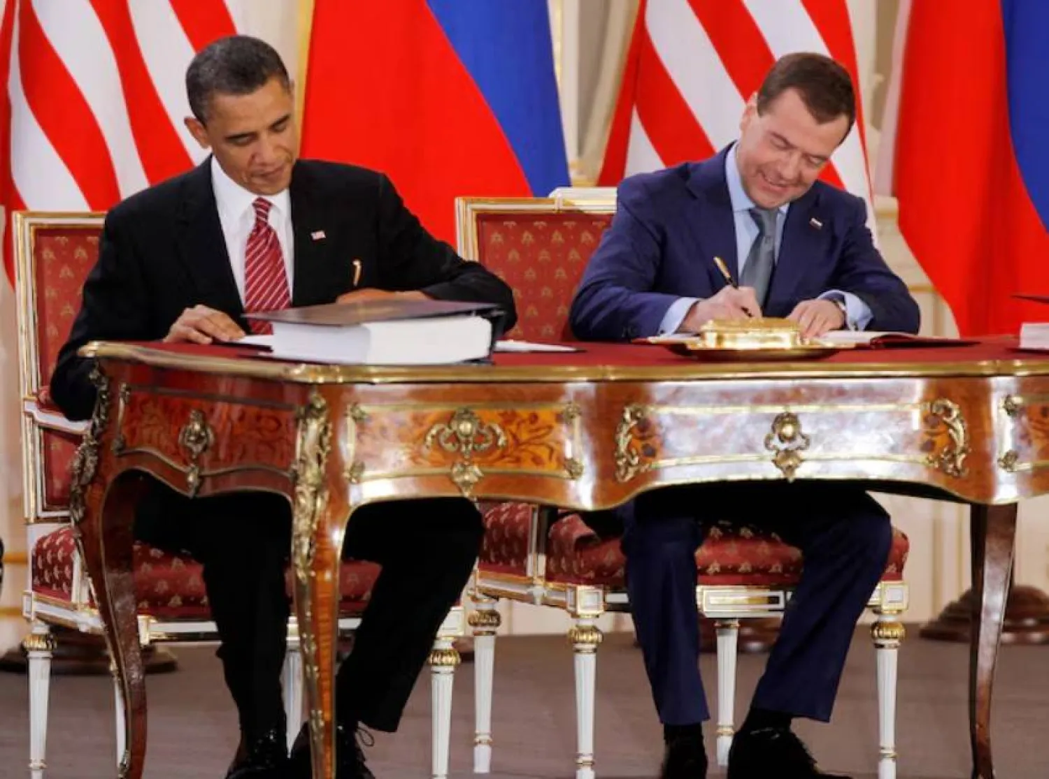 الرئيس الأميركي السابق باراك أوباما (يسار) ونظيره الروسي آنذاك ميدفيديف يوقّعان معاهدة «نيوستارت» في براغ عام 2010 (أرشيفية - رويترز)