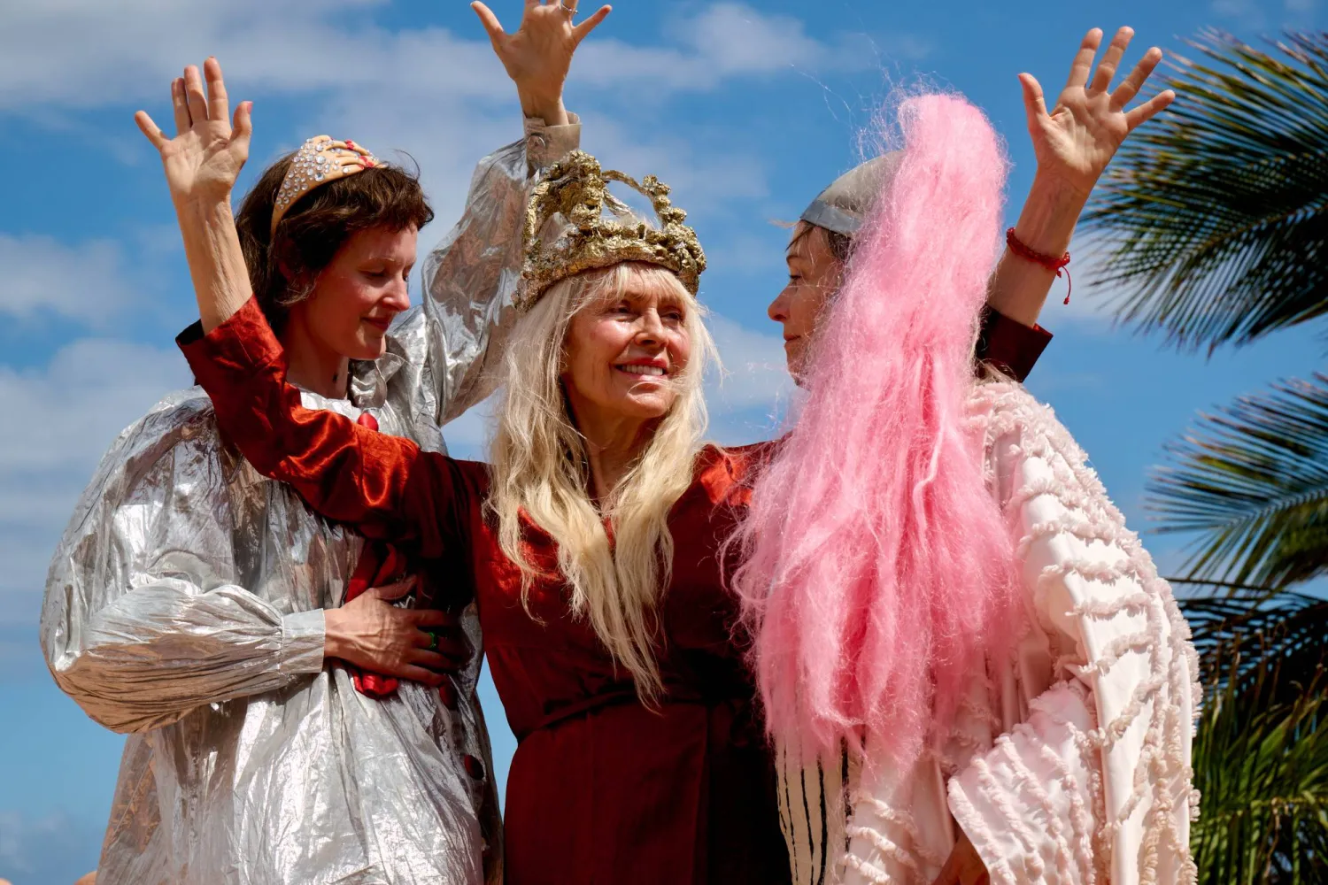 ناقش الفيلم علاقة بين أختين تجتمعان بعد وفاة الأم (الشركة المنتجة)