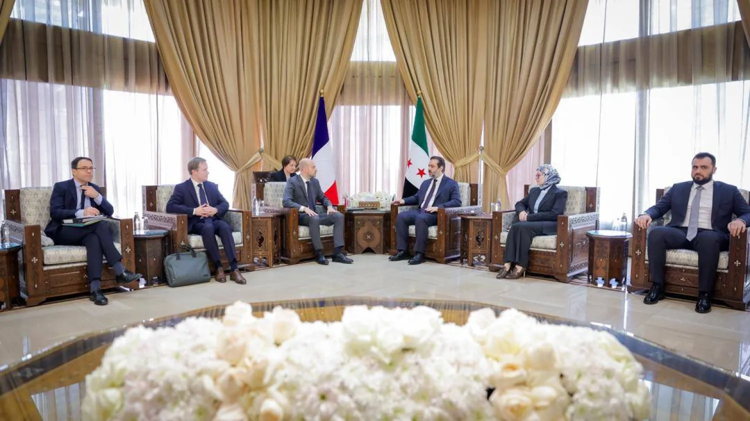 استقبل وزير الخارجية والمغتربين أسعد حسن الشيباني نظيره الفرنسي جان نويل بارو في العاصمة دمشق (حساب الخارجية السورية)