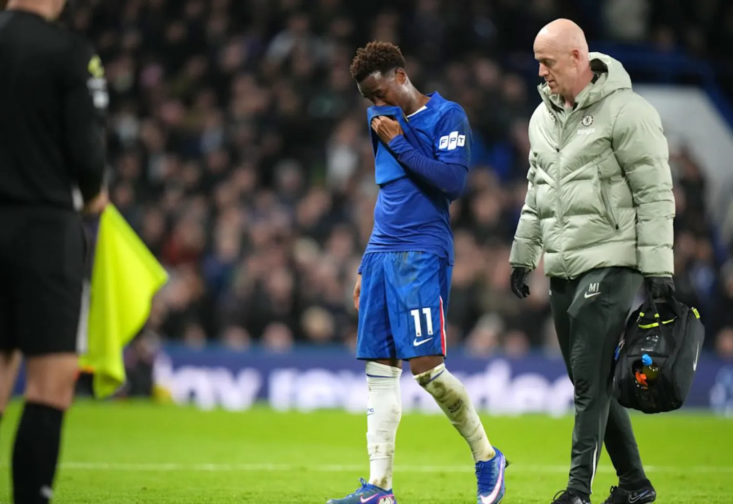 Chelsea's Jamie Gittens walks off the pitch after getting injured during the English Premier League soccer match between Chelsea and West Ham United in London, Saturday, Jan. 31, 2026. (AP Photo/Alastair Grant) (ASSOCIATED PRESS)
