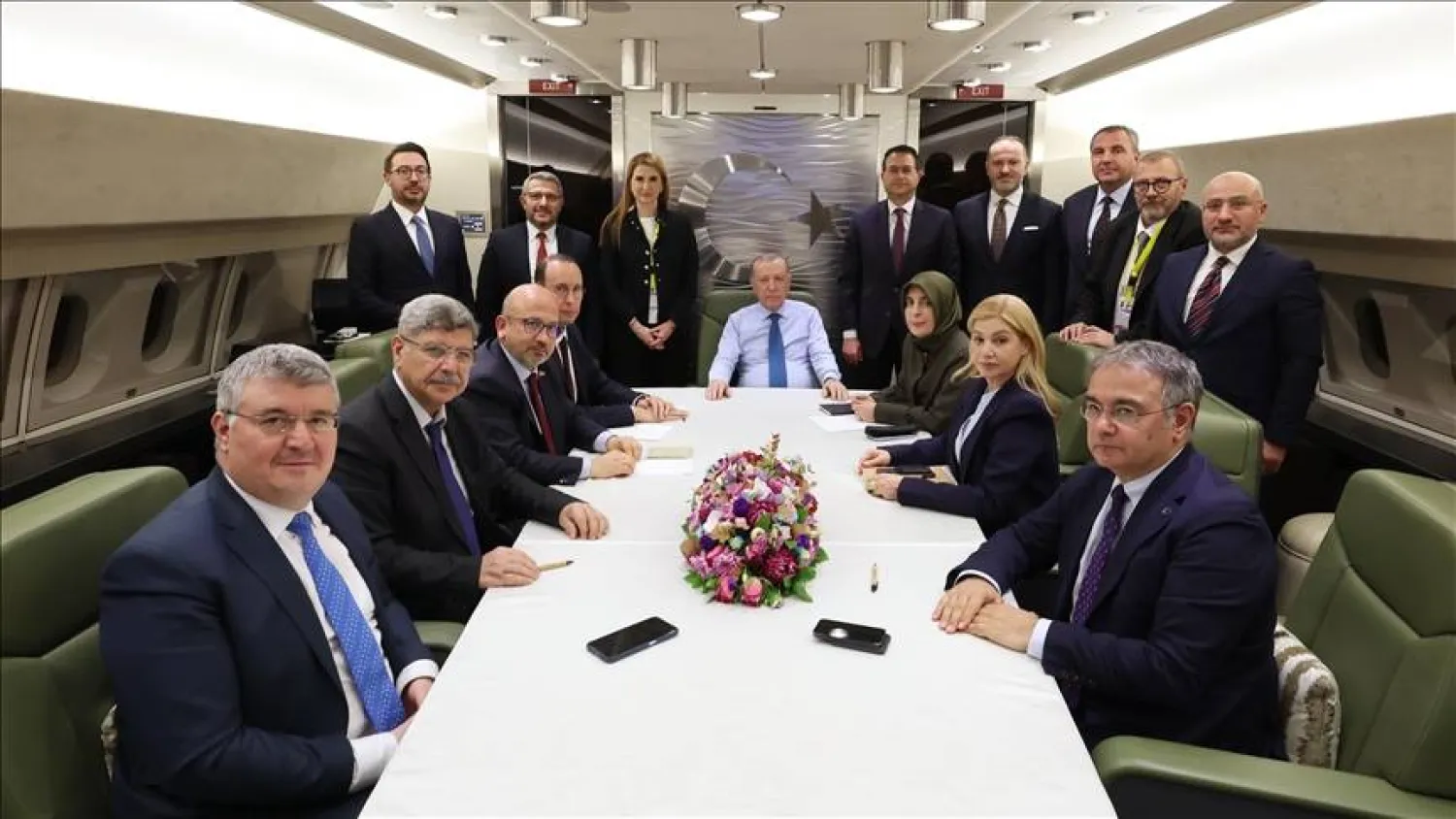 إردوغان يتحدث للصحافيين على متن الطائرة خلال عودته الأربعاء من زيارة إلى السعودية ومصر (أناضول)