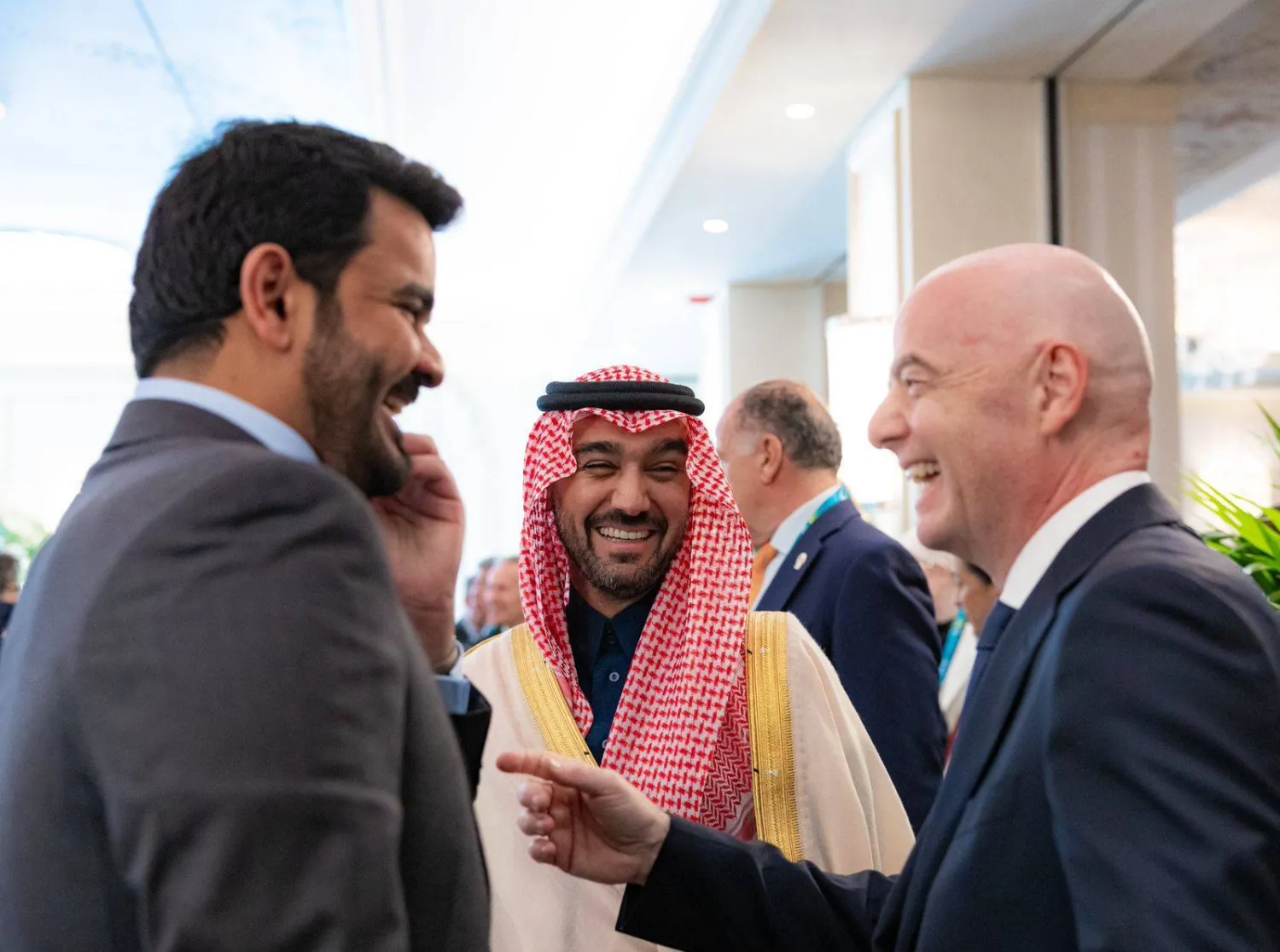 الفيصل والشيخ جوعان ورئيس فيفا في حديث باسم (الأولمبية السعودية)