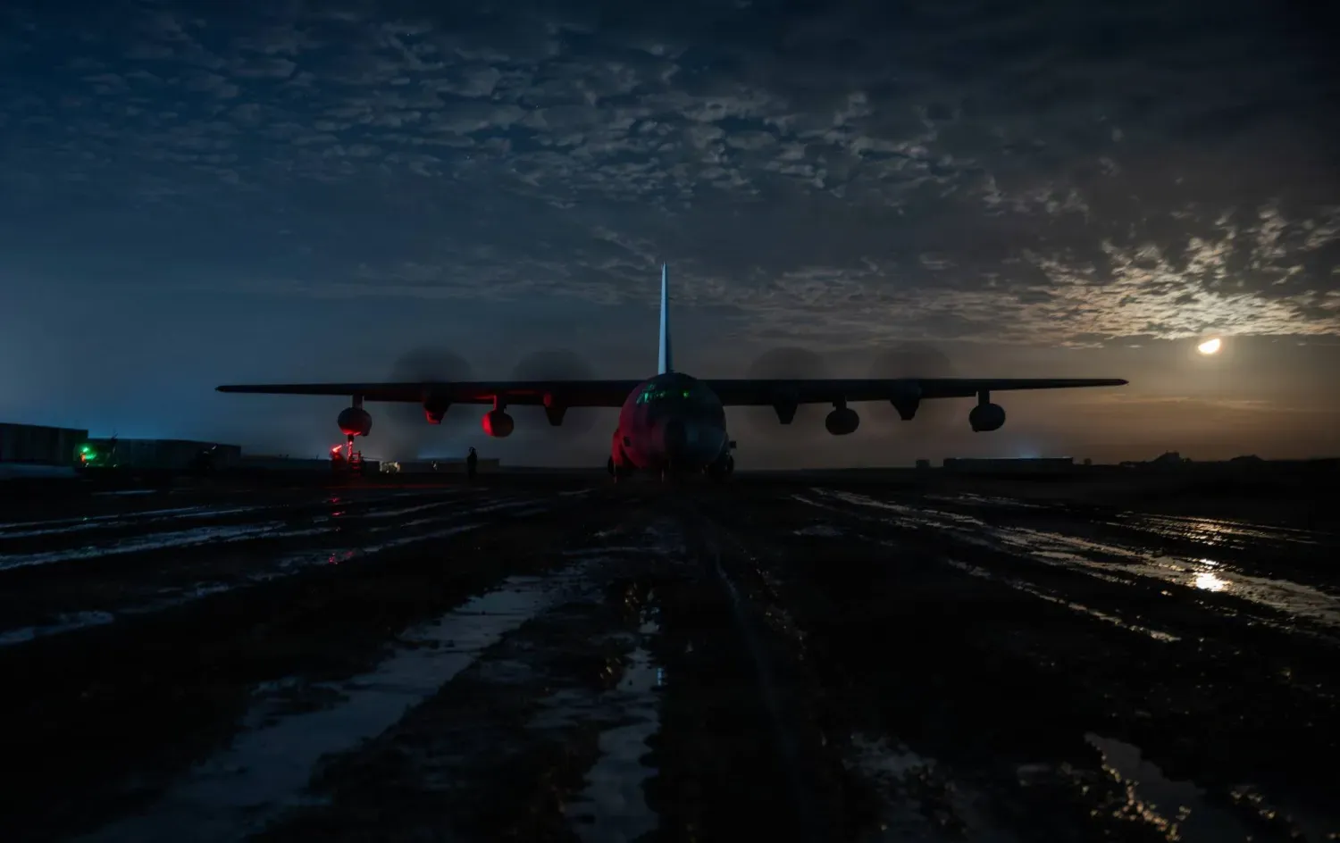 ABD Merkez Komutanlığı'nın konuşlanma bölgelerinde havadan yakıt ikmali ve hava operasyonları destek görevi sırasında bir HC-130G Combat King 2 uçağı.(CENTCOM)