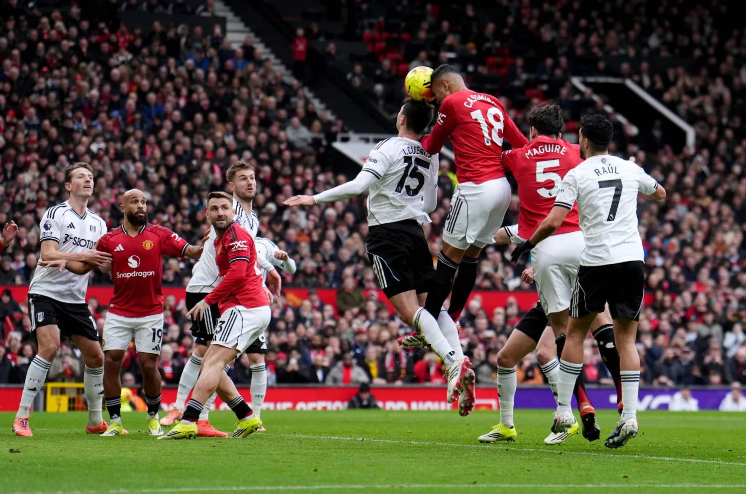 رأسية كاسيميرو تمنح مانشستر يونايتد هدفه الأول خلال الفوز على فولهام (د.ب.أ)