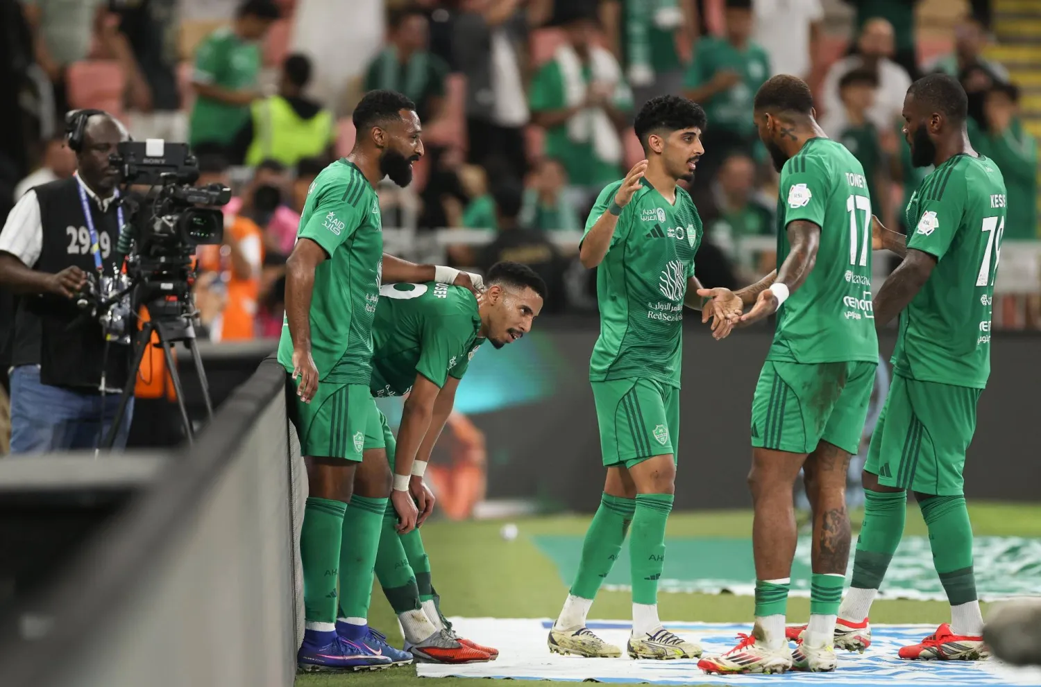 احتفالية أهلاوية بالانتصار الثمين على الحزم (تصوير: عدنان مهدلي) 