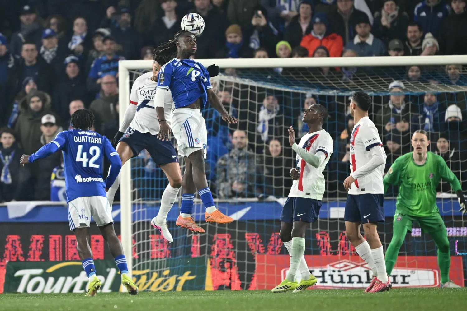 البرازيلي ماركينيوس، مدافع باريس سان جيرمان، يشتبك على الكرة مع المدافع الفرنسي إسماعيل دوكوريه  من ستراسبورغ (أ.ف.ب).