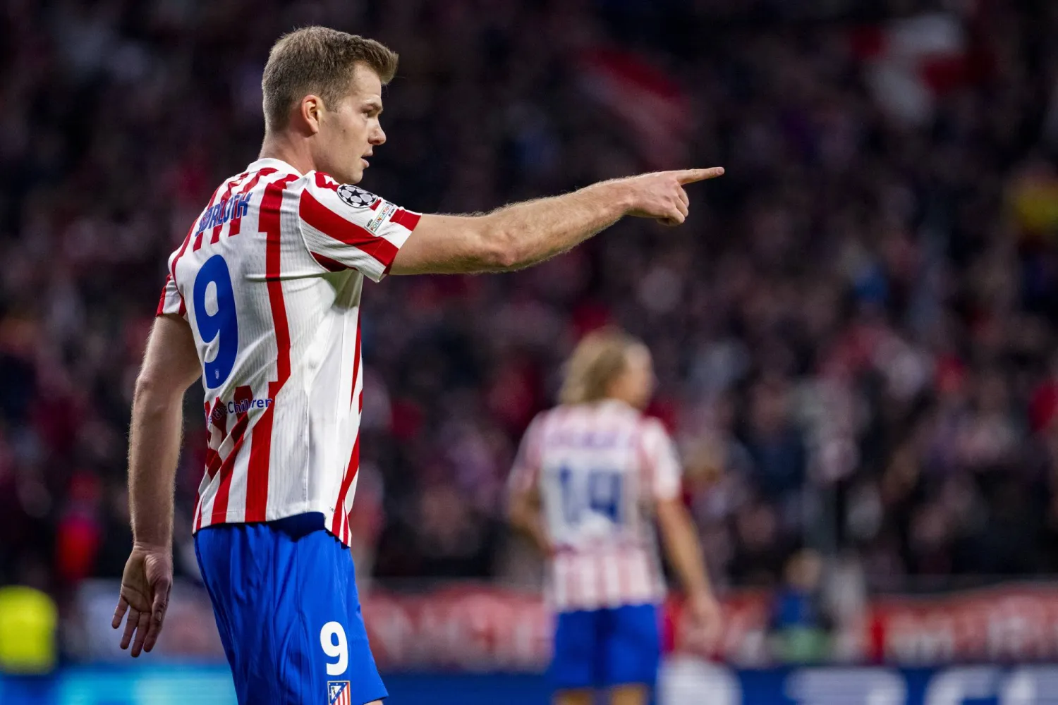 يحتفل ألكسندر سورلوث، لاعب أتلتيكو مدريد، بتسجيله الهدف الأول لفريقه (د.ب.أ).