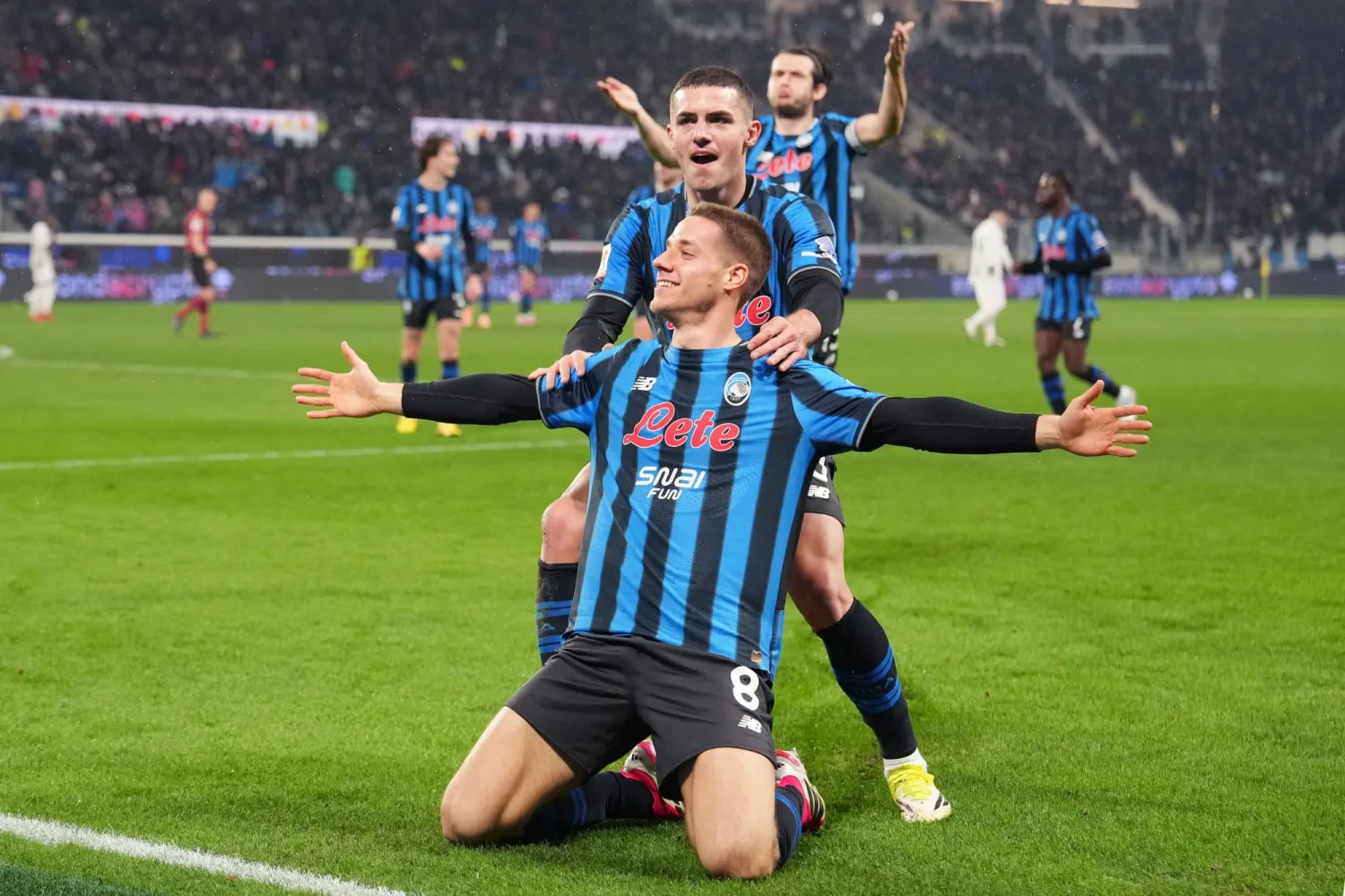 حتفل ماريو باشاليتش لاعب أتالانتا بتسجيل الهدف الثالث لفريقه في شباك يوفنتوس (د.ب.أ).