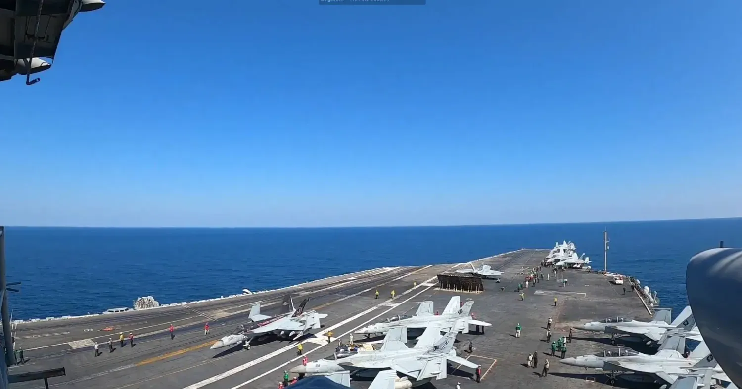 ABD Donanm personeli, USS Abraham Lincoln uçak gemisinden kalkış için savaş uçaklarını hazırlıyor (CENTCOM/X)