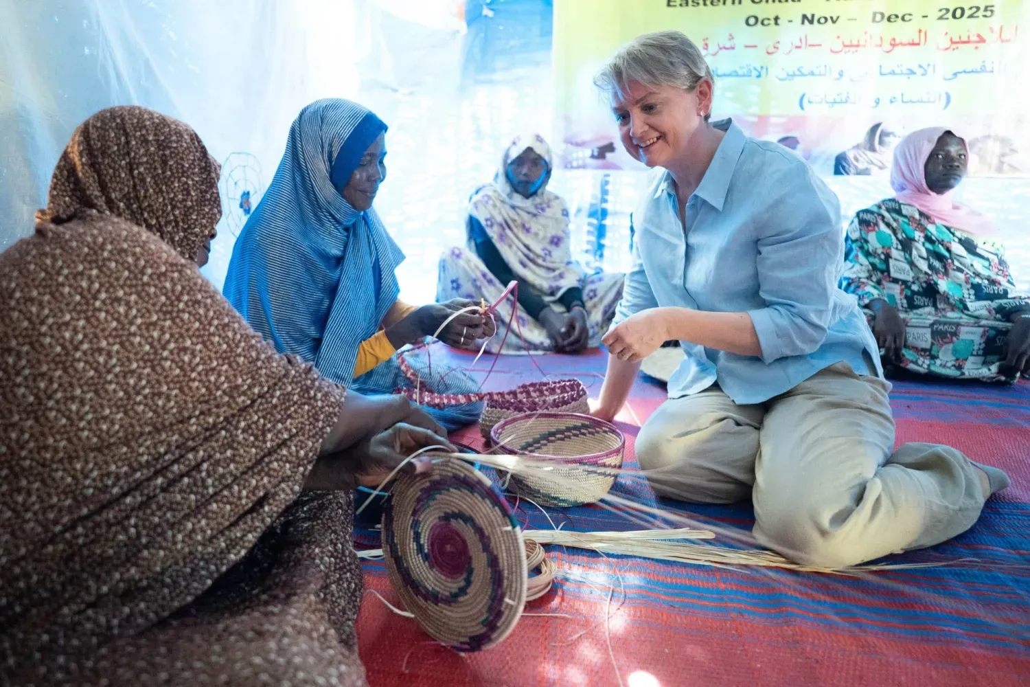 İngiliz Dışişleri Bakanı Yvette Cooper, 3 Şubat'ta Çad'ın Adré kasabasında yerinden edilmiş Sudanlı kadınlarla görüştü (DPA)