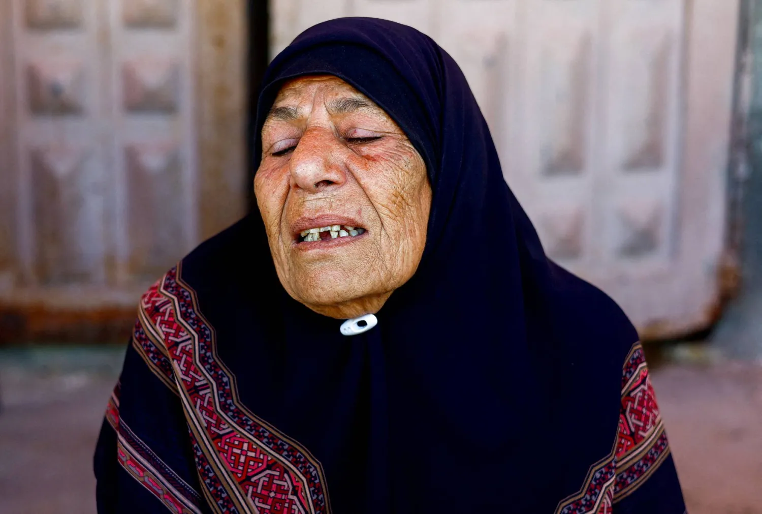 فلسطينية متأثرة خلال تشييع القيادي في «الجهاد الإسلامي» علي الرزاينة في دير البلح وسط قطاع غزة الخميس (رويترز)