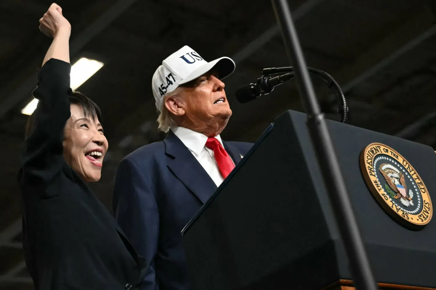 Trump, Yokosuka'da Japonya Başbakanı Takeichi ile birlikte ABD Donanması'na bir konuşma yaptı (Arşiv- AFP)