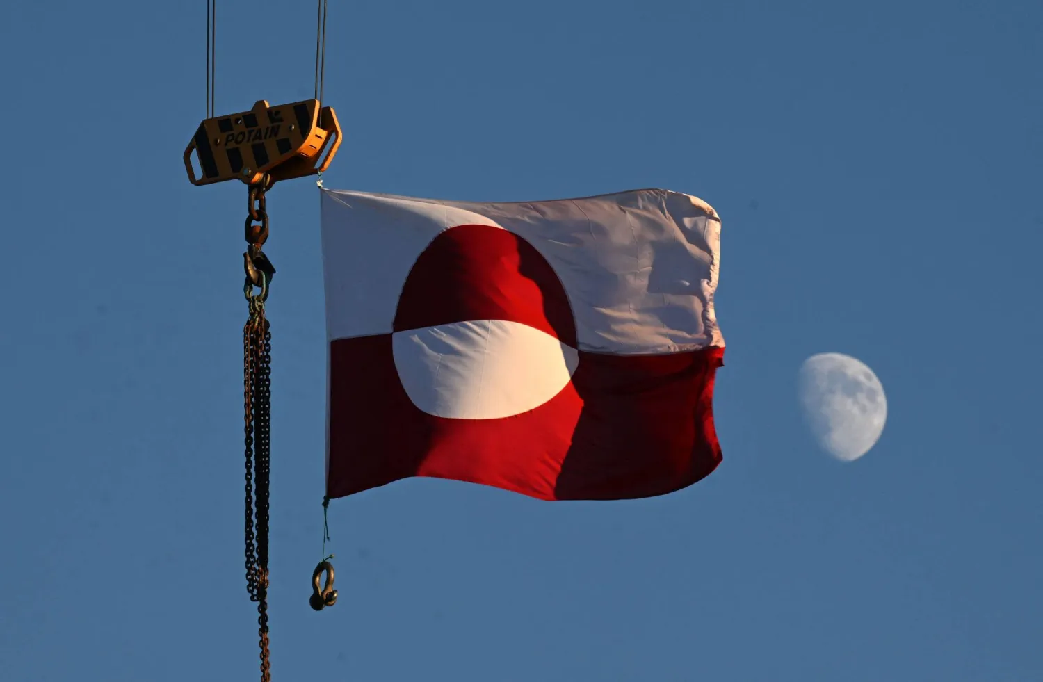 علم غرينلاند على رافعة في مدينة نوك (ا.ف.ب)