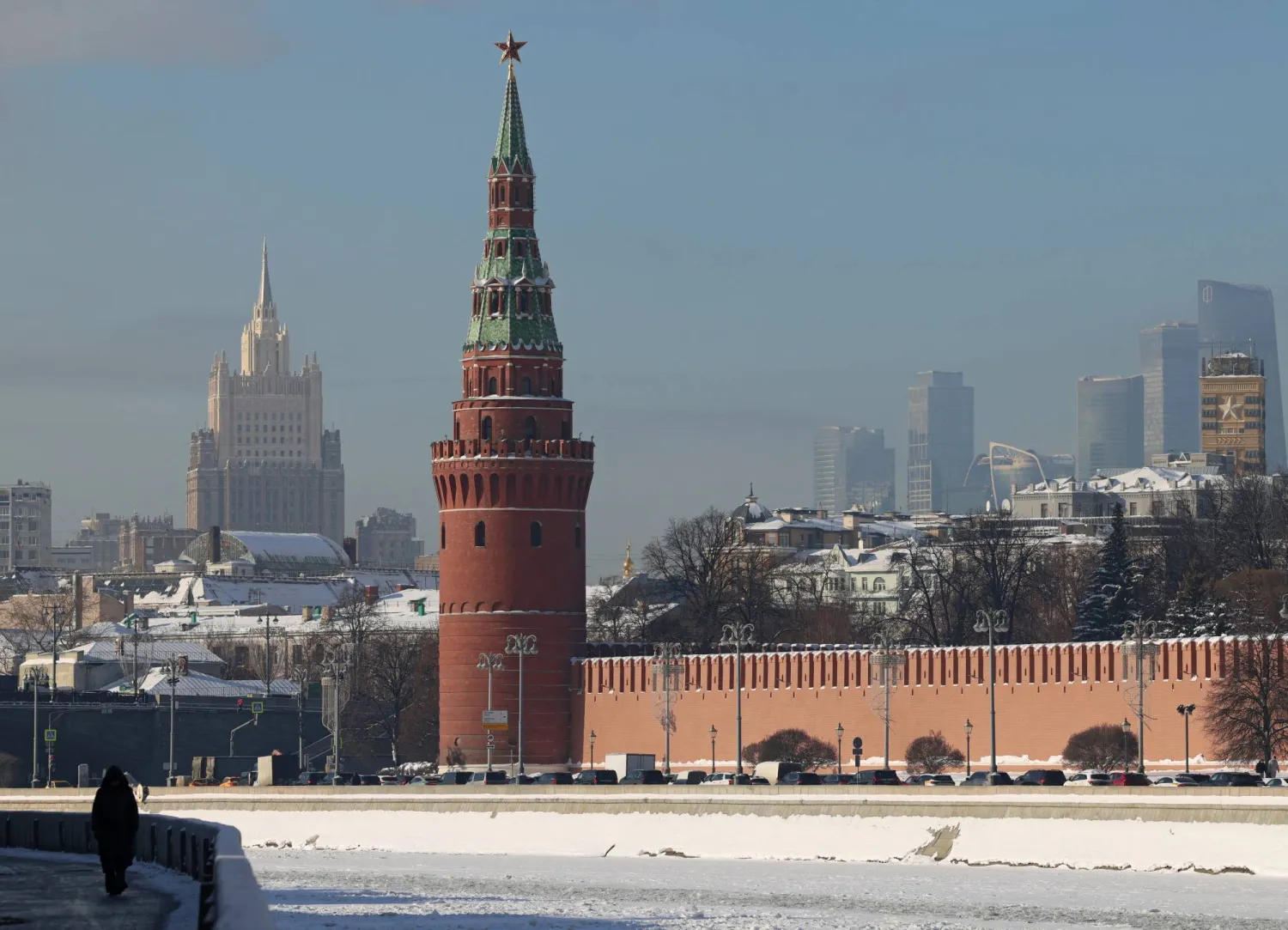 شخص يسير على طول ضفة نهر موسكفا بالقرب من جدار الكرملين في موسكو - روسيا 5 فبراير 2026 (رويترز)
