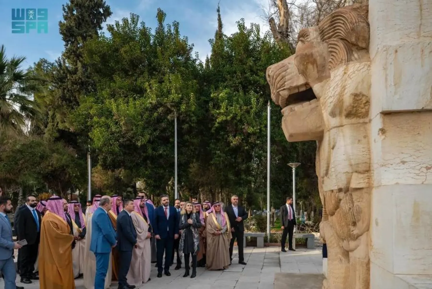 The ministers observed the museum’s extensive collections spanning prehistoric eras to modern art. SPA