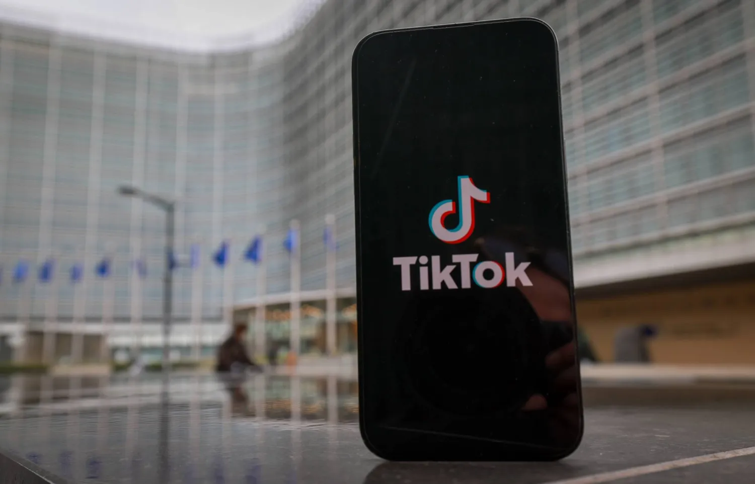 شعار تطبيق «تيك توك» يظهر على هاتف ذكي أمام مقر المفوضية الأوروبية في بروكسل (إ.ب.أ)