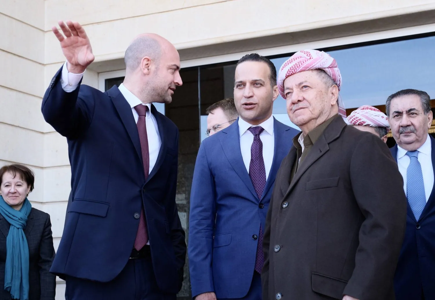 زعيم الحزب «الديمقراطي الكردستاني» مسعود بارزاني خلال استقباله وزير الخارجية الفرنسي جان نويل بارو في أربيل (الخارجية الفرنسية)