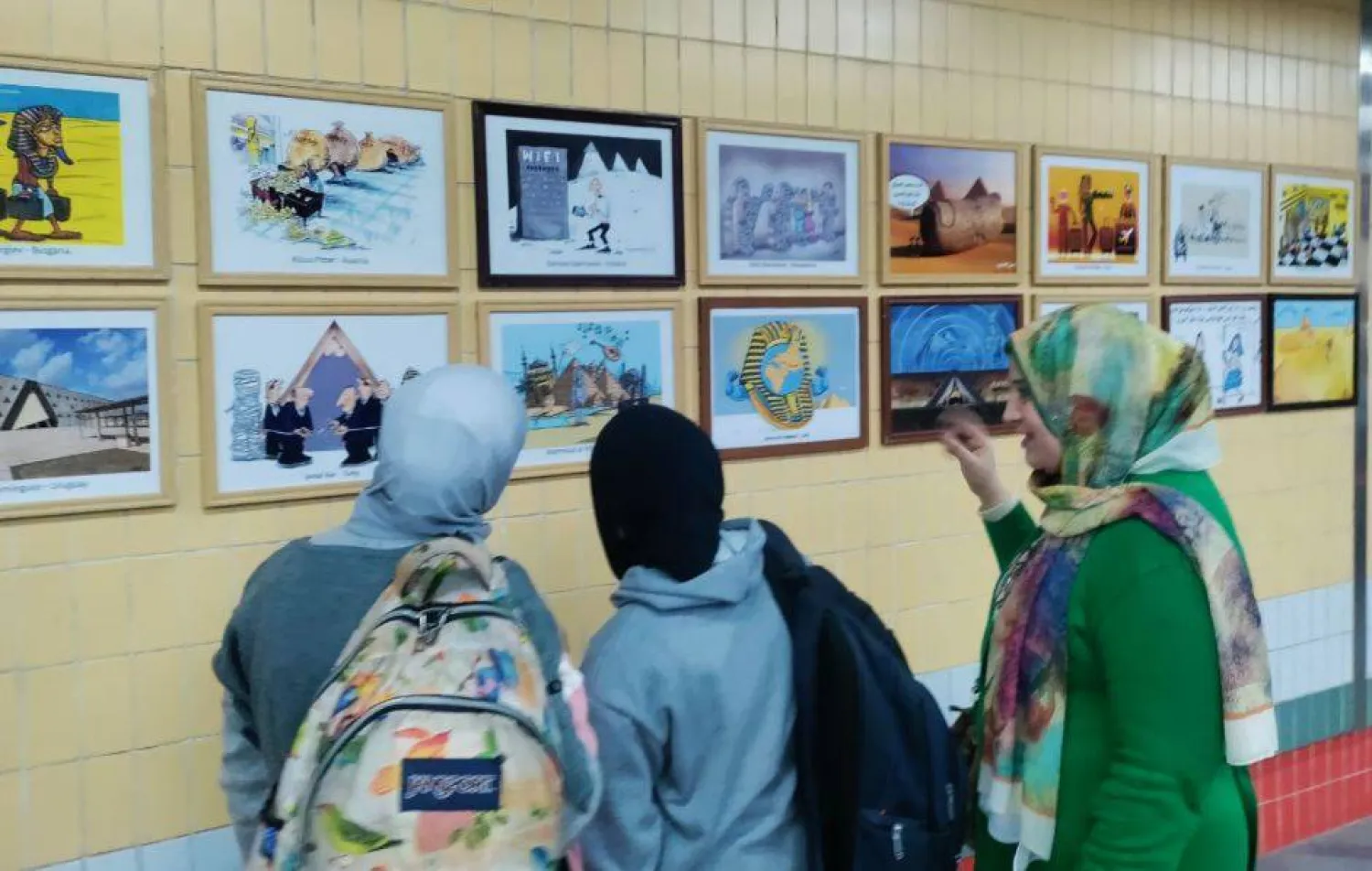 معرض الكاريكاتير جذب ركاب مترو القاهرة (الجمعية المصرية للكاريكاتير)