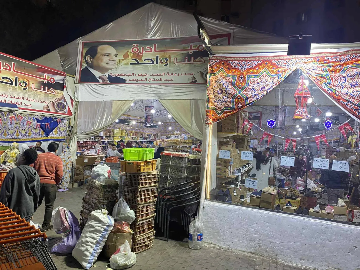 تخفيضات على أسعار السلع داخل إحدى مبادرات «كلنا واحد» لخفض الأسعار بمنطقة الدقي (الشرق الأوسط)